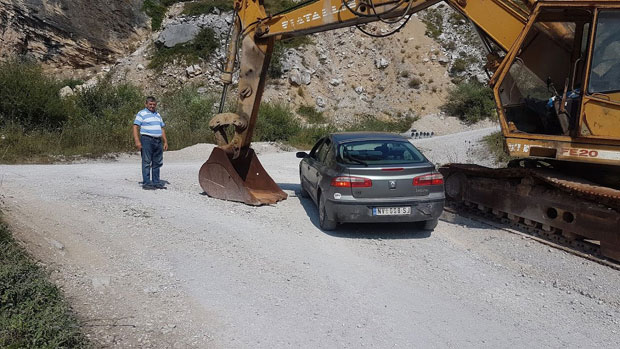 Багер препречио пут